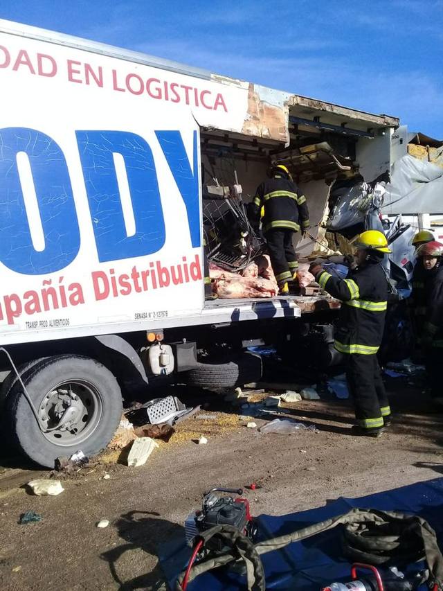 FOTO: Un muerto en un espectacular choque de camiones en San Luis