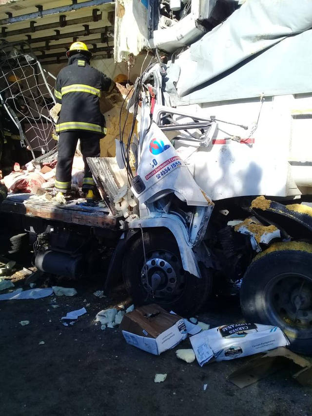 FOTO: Un muerto en un espectacular choque de camiones en San Luis