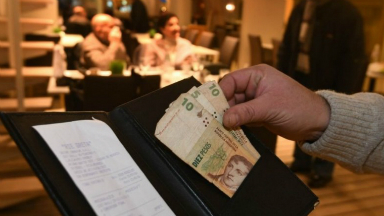 Mendoza busca que por ley se contemple una propina sugerida