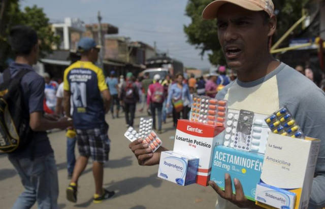 FOTO: Las farmacias callejeras en la frontera de Colombia