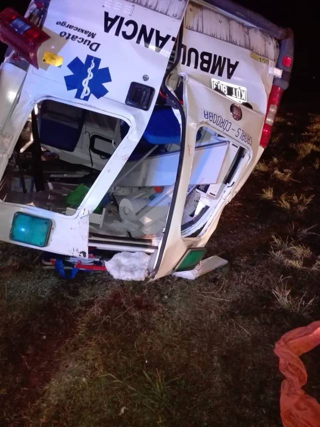 FOTO: Paciente murió tras vuelco de una ambulancia en ruta 8