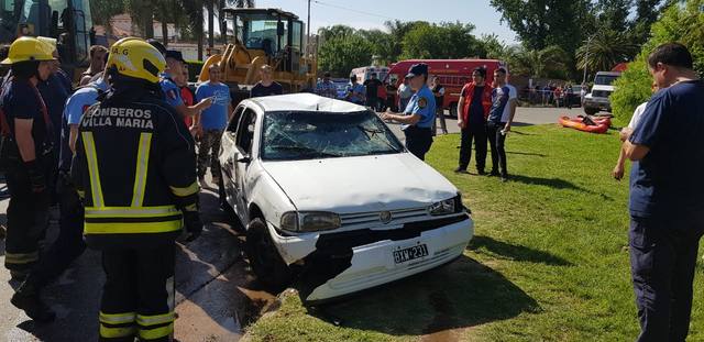 FOTO: Removieron el auto que cayó al río en Villa María