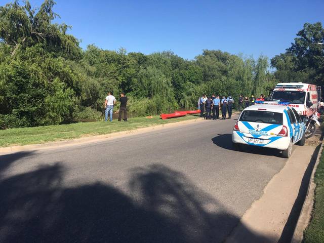 FOTO: Joven murió tras caer con el auto en el río de Villa María