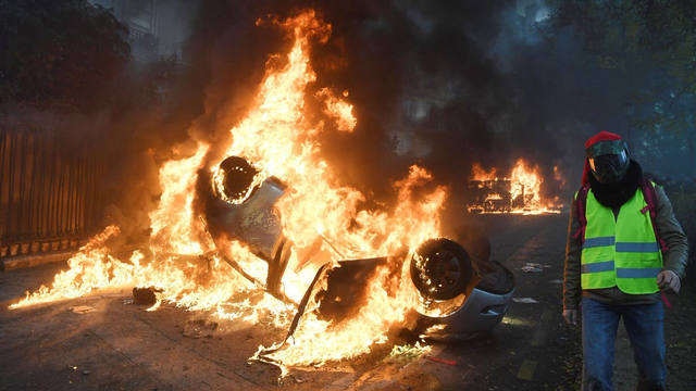 FOTO: Protestas en París por el aumento del combustible