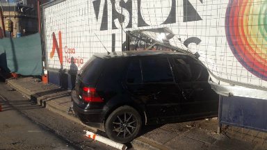 Un auto se incrustó en un cartel de la obra de Plaza España