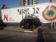 Un auto se incrustó en un cartel de la obra de Plaza España