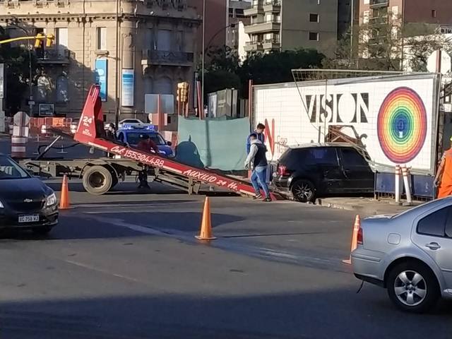 FOTO: Un auto se incrustó en un cartel de la obra de Plaza España