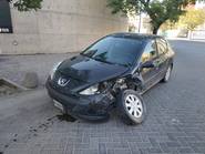 Un auto se incrustó en un cartel de la obra de Plaza España