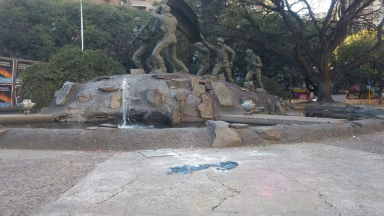 Polémica por la suciedad que dejan los recién recibidos.