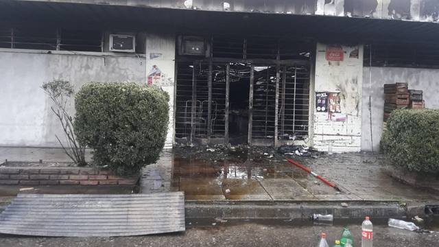 FOTO: Un incendio redujo a cenizas un supermercado chino