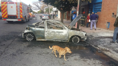 AUDIO: Un auto explotó en un taller mecánico de Córdoba