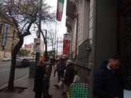 Pasan la noche en el Consulado de Italia para tener un turno