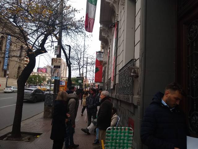 Pasan la noche en el Consulado de Italia para tener un turno