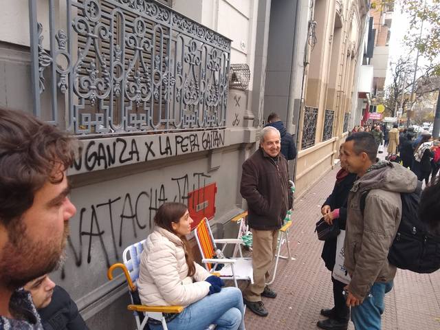 Pasan la noche en el Consulado de Italia para tener un turno