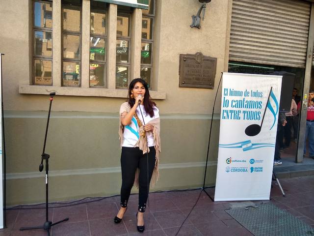 FOTO: Bruna Monte emocionó con su versión del himno