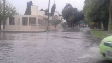 AUDIO: Lluvia torrencial, truenos y calles anegadas en Córdoba