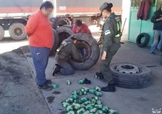 FOTO: Decomisan 170 kilos de hojas de coca ocultos en neumáticos