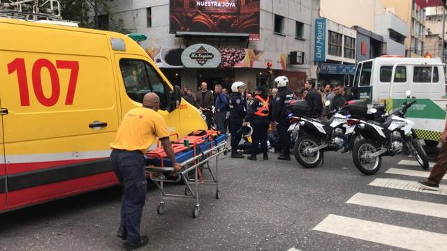 Una mujer fue atropellada por dos motochorros en fuga
