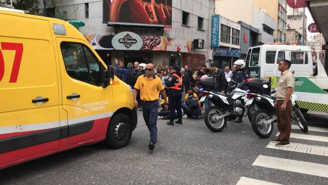 Una mujer fue atropellada por dos motochorros en fuga