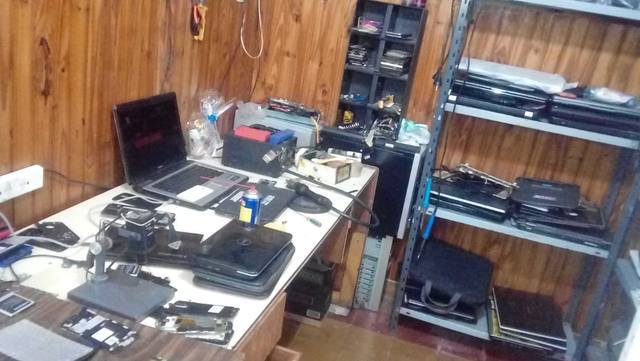 FOTO: Reparaban celulares robados y los vendían: fueron detenidos