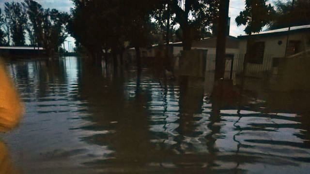 FOTO: Aún quedan 30 evacuados por inundaciones en Leones