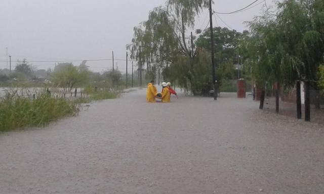 FOTO: Aún quedan 30 evacuados por inundaciones en Leones