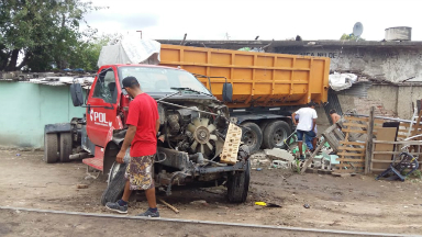 AUDIO: Un tren arrastró un camión y destrozó dos casas en una villa