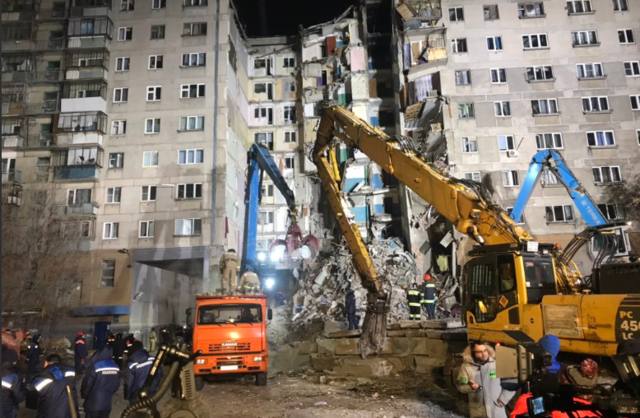 FOTO: Son 38 los muertos por el derrumbe de un edificio en Rusia