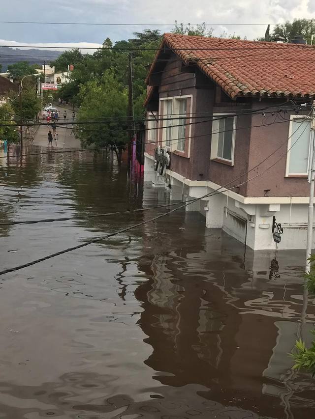 FOTO: El agua entró en las viviendas del centro de Mina Clavero