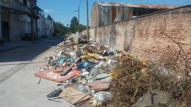 FOTO: El basural en plena calle de Villa Páez sigue intacto