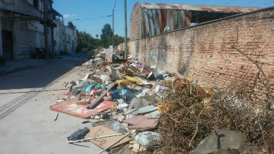 El basural en plena calle de Villa Páez sigue intacto