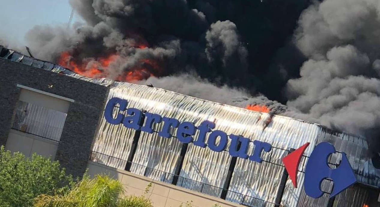 FOTO: Devastador incendio en un supermercado de Tigre