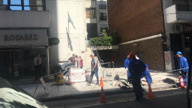 AUDIO: Evacúan pleno centro de Rosario por una fuga de gas