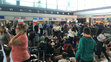 AUDIO: Indignación en pasajeros por la cancelación de vuelos