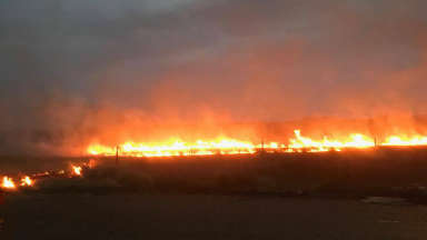 Continúa fuera de control el incendio en La Población