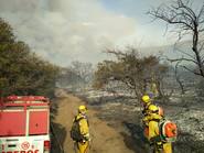 Bomberos combaten incendios en las sierras