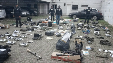 Los objetos del grupo, exhibidos en el garage del Juzgado