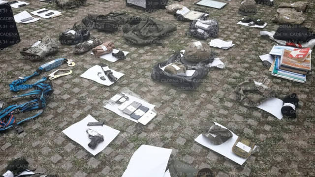 FOTO: Exhibieron el arsenal que usaba el grupo paramilitar