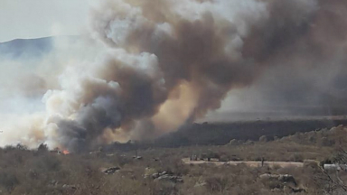 Siguen activos dos frentes de incendio en Capilla del Monte