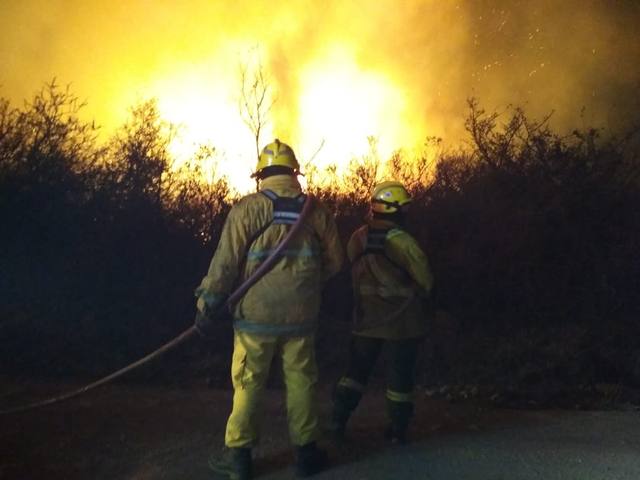 FOTO: Bomberos combaten incendio en Paraje Jerónimo Cortés
