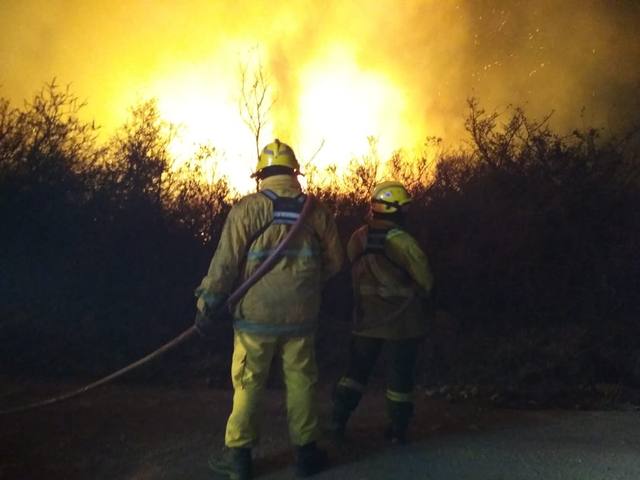 Bomberos combaten incendio en Paraje Jerónimo Cortés