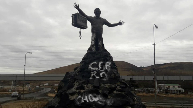 AUDIO: Vandalizaron el monumento a Néstor Kirchner en Río Turbio