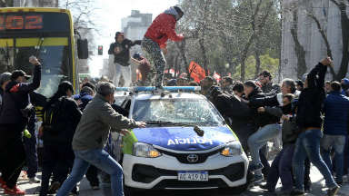 Hubo una batalla campal frente a la Gobernación bonaerense
