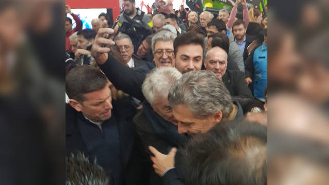 FOTO: Fugaz visita de Mauricio Macri a La Rural de Palermo