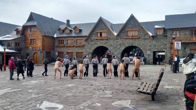 AUDIO: Polémica demostración de desnudos en Bariloche