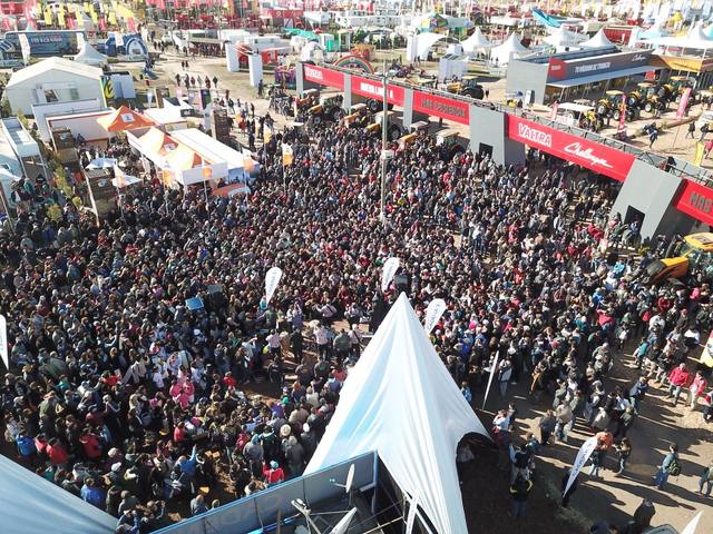 Una multitud en el stand de Cadena 3 por Los Palmeras