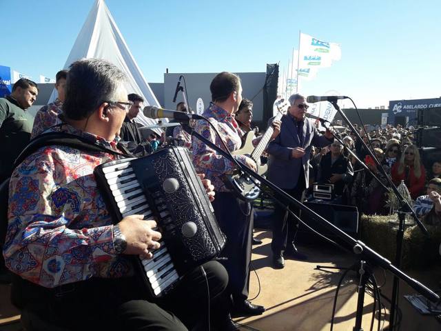 Una multitud en el stand de Cadena 3 por Los Palmeras
