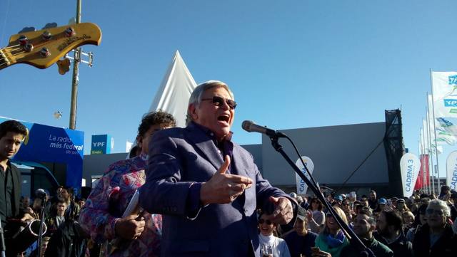 Una multitud en el stand de Cadena 3 por Los Palmeras