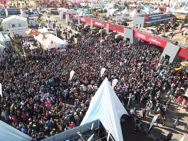 FOTO: Una multitud en el stand de Cadena 3 por Los Palmeras
