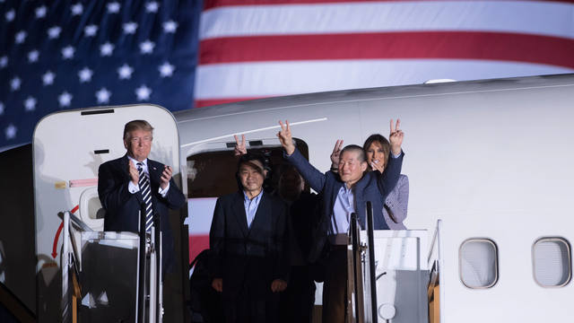 Trump junto a rehenes estadounidenses.